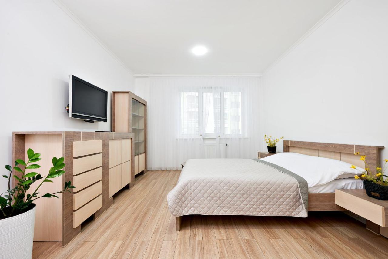 Квартира Для Вас! Вул. Голинського, 8! Lägenhet Lviv Exteriör bild