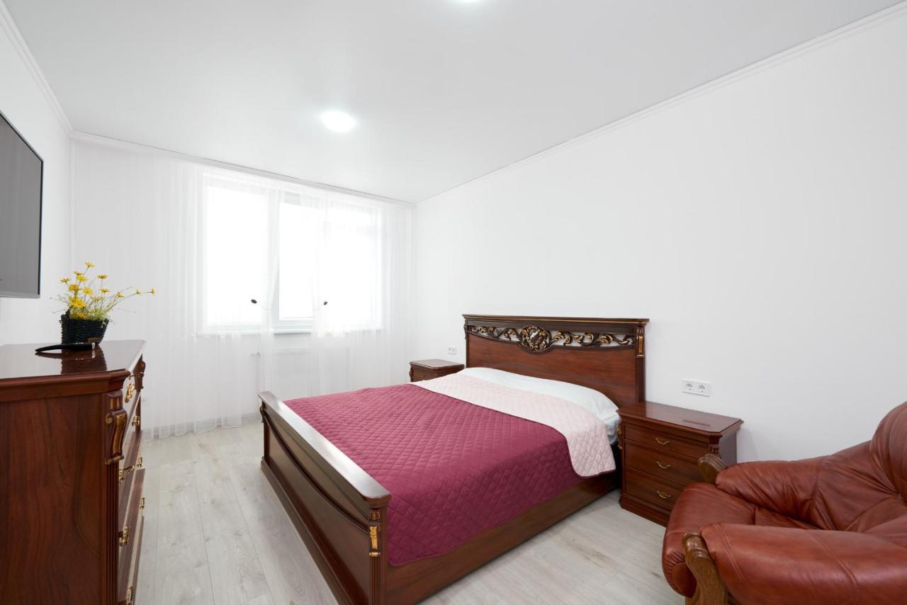 Квартира Для Вас! Вул. Голинського, 8! Lägenhet Lviv Exteriör bild