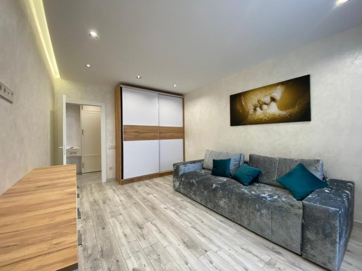 Квартира Для Вас! Вул. Голинського, 8! Lägenhet Lviv Exteriör bild